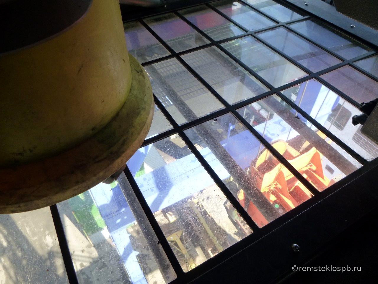 Полировка смотрового стекла портового крана