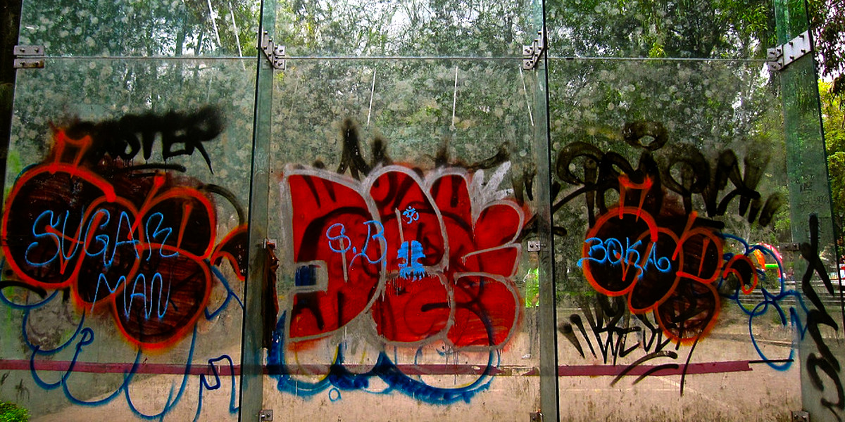 Удаление граффити со стекла