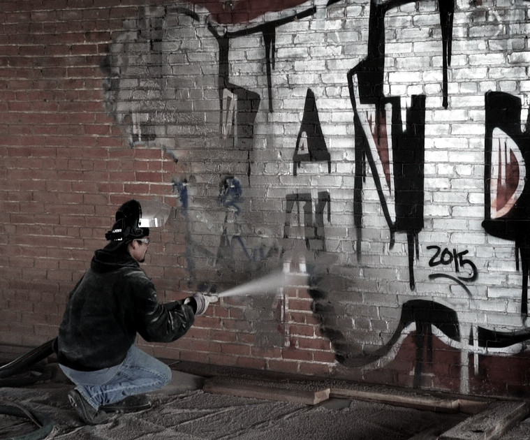 Удаление граффити со стен зданий