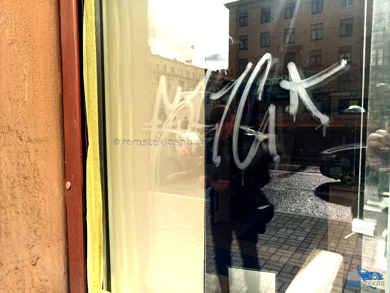 Устранение граффити с витрины банка «РосссельхозБанка»