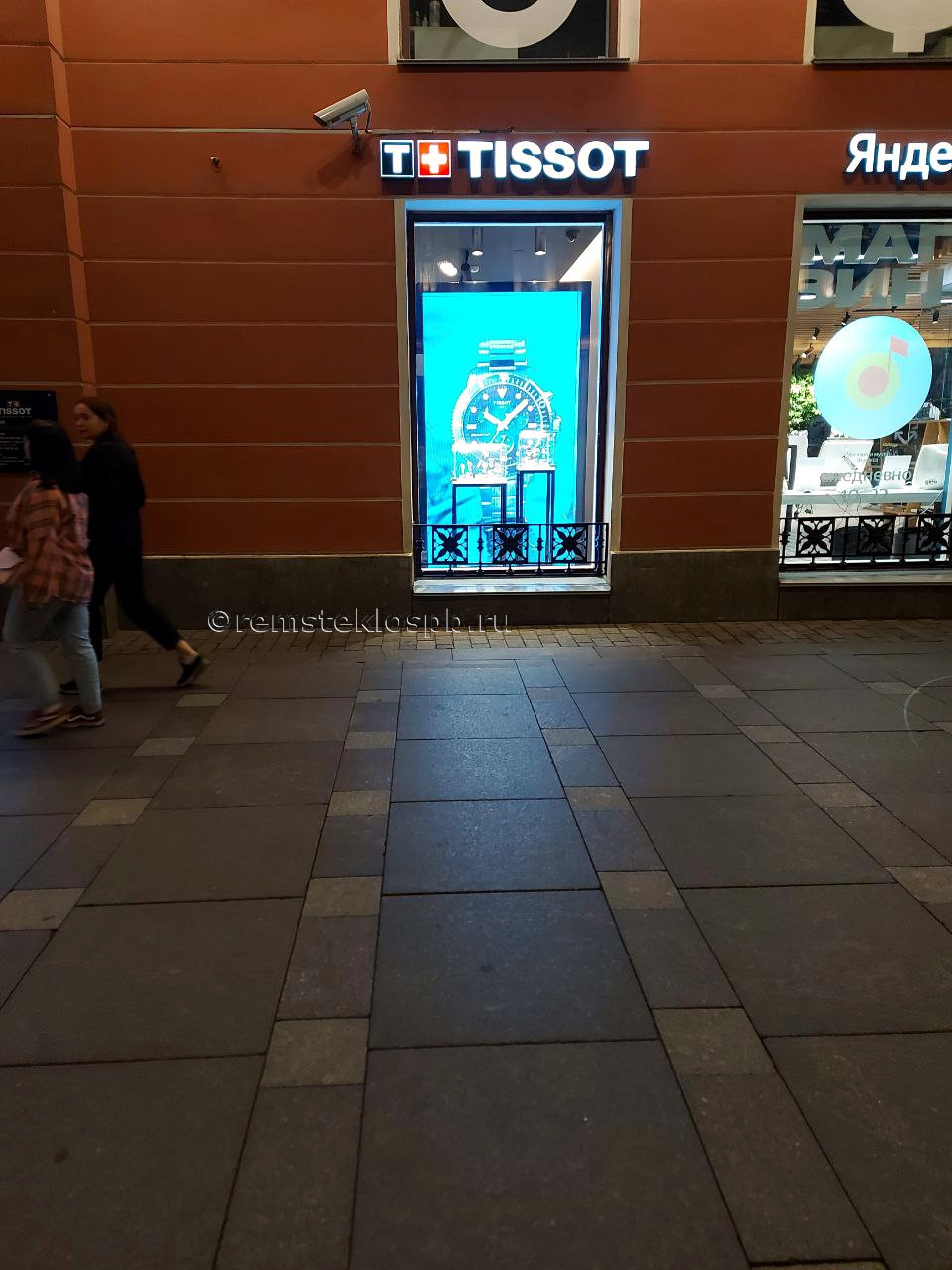 Полировка витрины в магазине Tissot