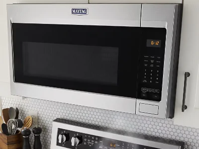 Части бытовой техники: дверцы холодильников или микроволновых печей